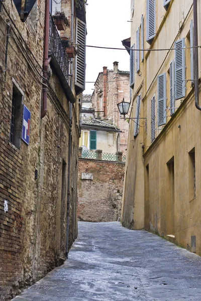 Wąska starożytna ulica w Sienie — Zdjęcie stockowe