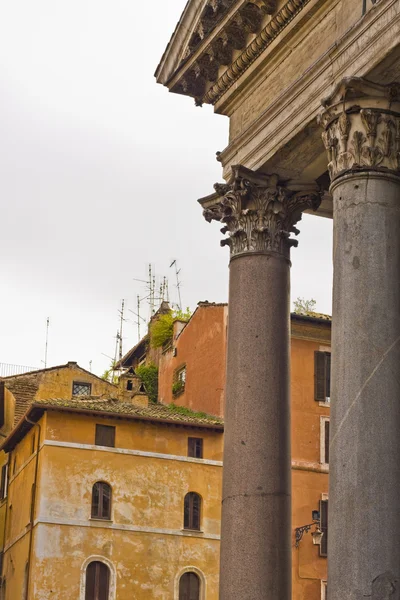 Pantheon und altes Haus — Stockfoto