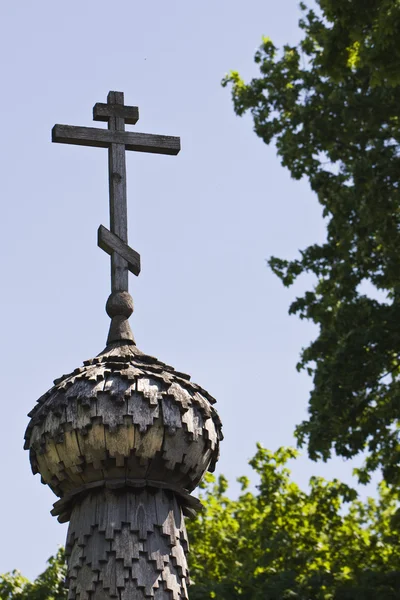 Dřevěný pravoslavný kříž na dřevěná kopule — Stock fotografie