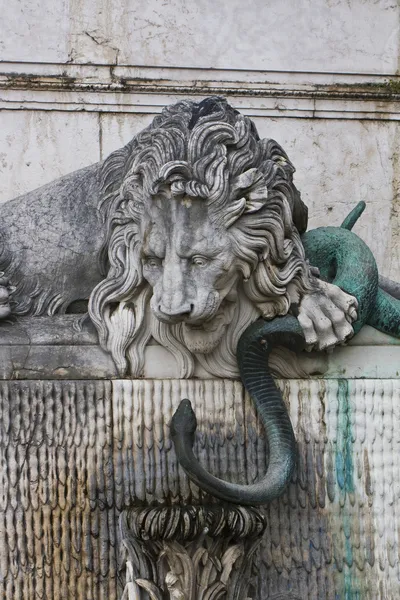 Lion de marbre et serpent de bronze — Photo