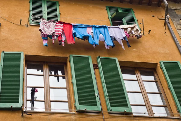 Shirts gedroogd opknoping van venster — Stockfoto