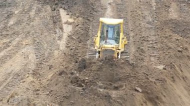 Clay yan yatan sarı buldozer