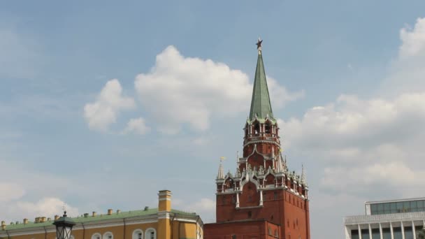Троицкая башня Московского Кремля, Россия — стоковое видео