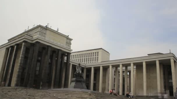 Estatua de Dostoievski en la Biblioteca Lenin de Moscú, Timelapse — Vídeo de stock