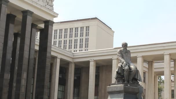 Estátua de Dostoiévski na Biblioteca de Lenine, Moscou — Vídeo de Stock