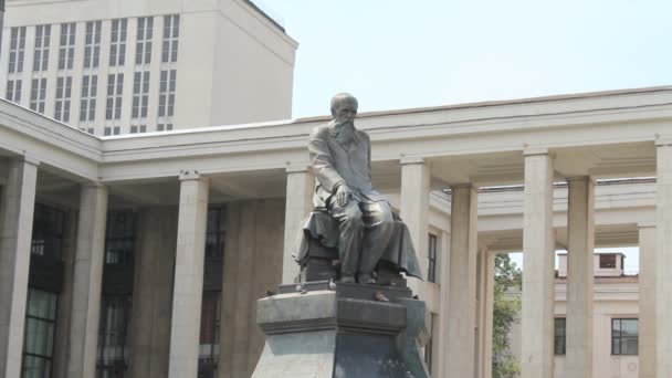 Dostojewski-Statue in der Lenin-Bibliothek, Moskau — Stockvideo