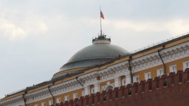 kremlin üzerine Rusya bayrağı