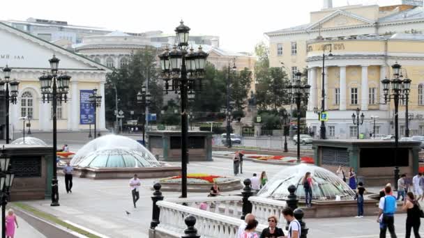 Plaza Manezhnaya cerca del Kremlin de Moscú — Vídeo de stock