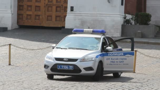 Coche de policía en la Plaza Roja — Vídeos de Stock