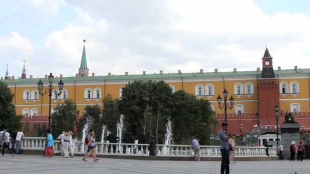 Manezhnaya plein in de buurt van kremlin van Moskou — Stockvideo