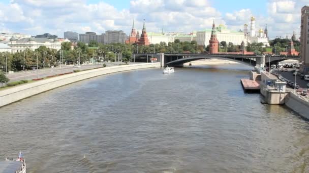 Nabrzeże rzeki i Kreml Moskwa — Wideo stockowe