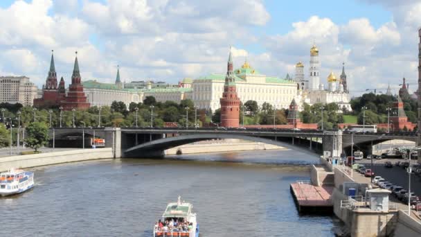 Moskou rivier en kremlin embankment — Stockvideo