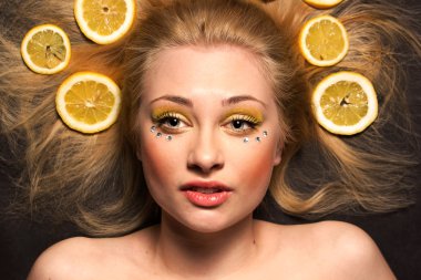 limon ile kadın yatıyor