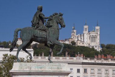 louis XIV place bellecour adlı atlı heykeli
