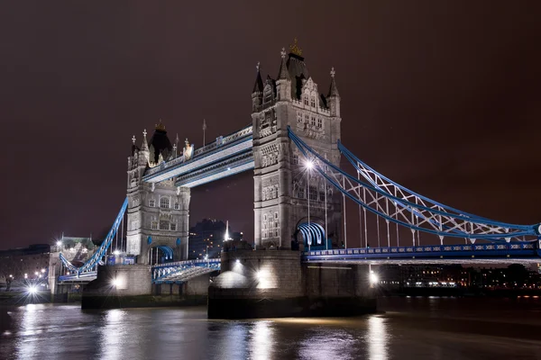Tower bridge by night — Stock Photo, Image