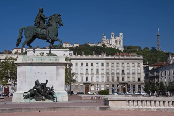 louis XIV place bellecour adlı atlı heykeli