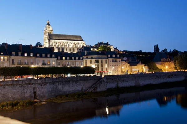 La orilla del río y la catedral de Blois — Foto de Stock