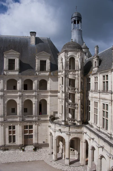 Schodiště na fasádě zámku chambord — Stock fotografie