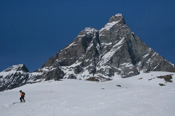 Lyžař pod matterhorn — Stock fotografie