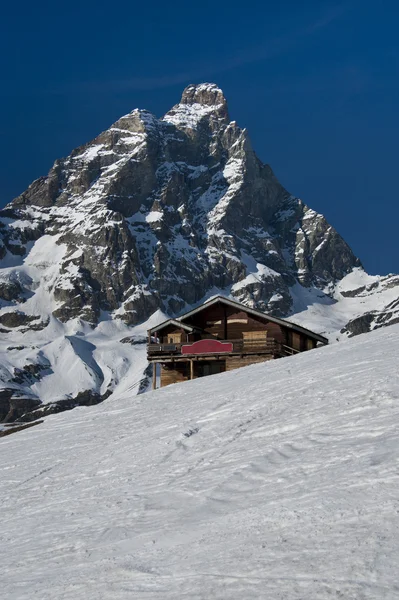 Chata stojí na matterhorn — Stock fotografie