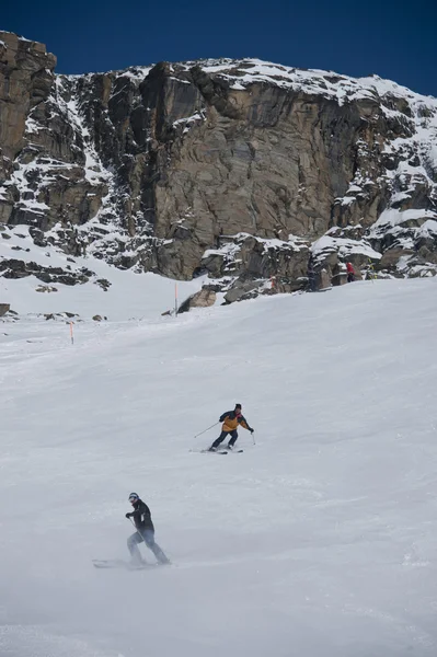 Лыжный спорт под Маттерхорном — стоковое фото