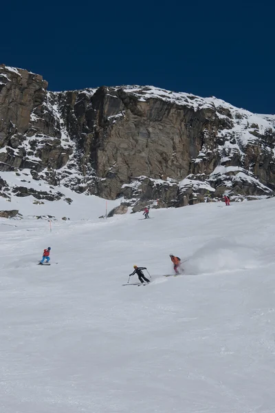 Лыжный спорт под Маттерхорном — стоковое фото