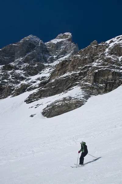 Esquiar bajo el Matterhorn —  Fotos de Stock