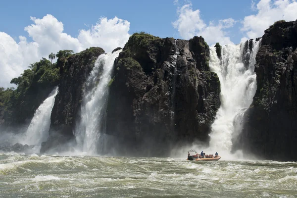 Jolle under den iguazu falls — Stockfoto