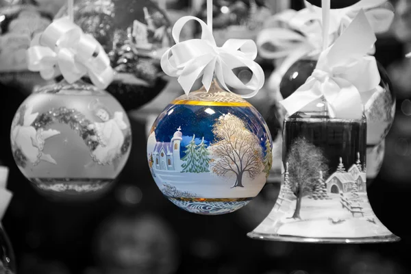 Zdobené vánoční koule a zvonek — Stock fotografie