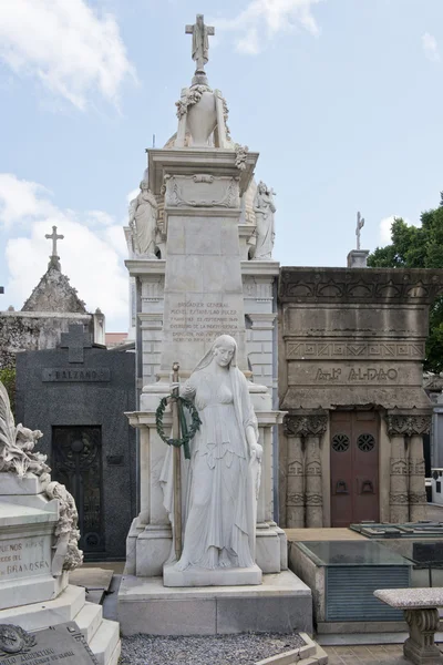 Statue auf dem Friedhof von Recoleta — Stockfoto
