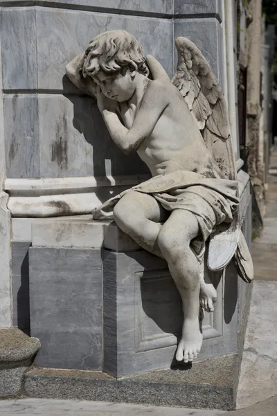 雷科莱塔公墓中的天使雕像 — 图库照片