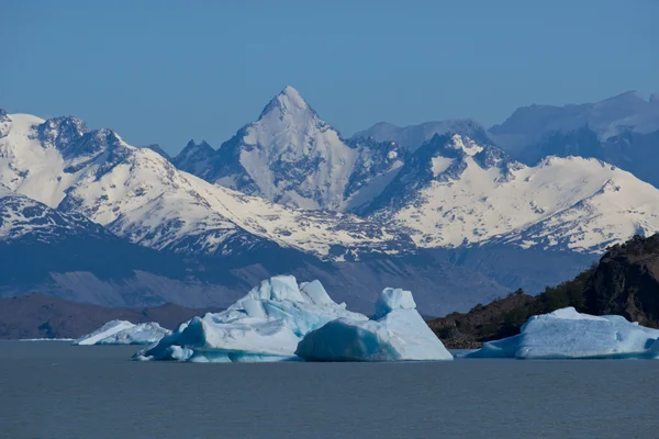 Isberg flyter på sjön argentino — Stockfoto