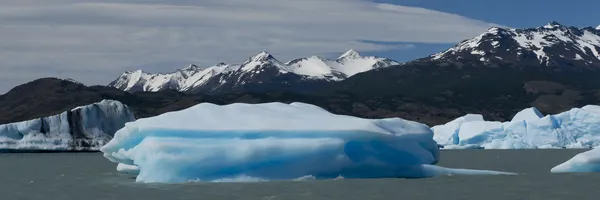 Iceberg flutuando no Lago Argentino — Fotografia de Stock