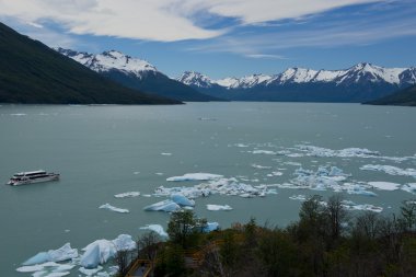 Lago argentino gölünün üzerinde yüzen buzdağı