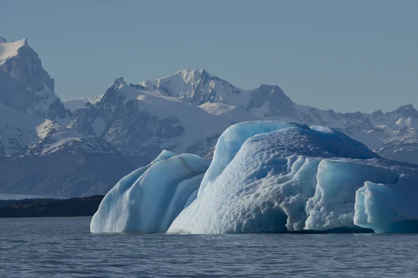 Айсберг плаваючий на озеро Арґентіно — стокове фото