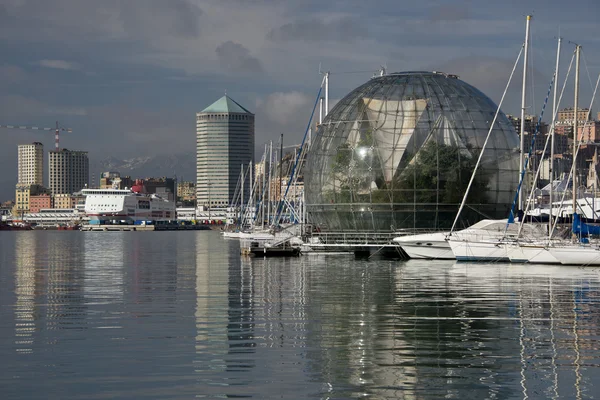 La biosphère dans l'ancien port de Gênes — Photo