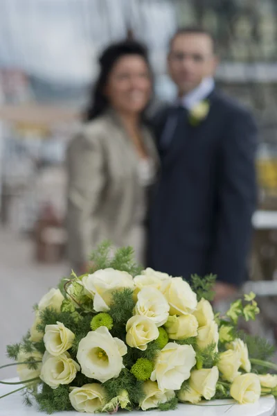 花束の後ろに新婚夫婦 — ストック写真
