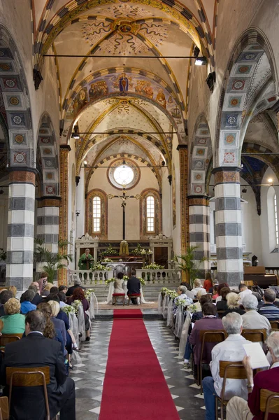 Gang einer romanischen Kirche während einer Hochzeit — Stockfoto