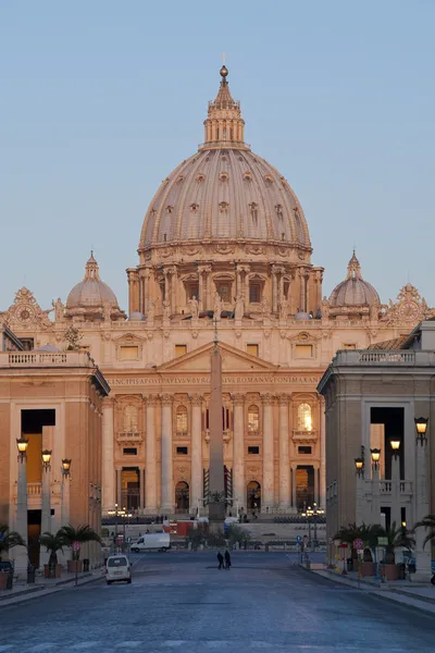 Sonnenaufgang an der Fassade der Petersbasilika in Rom — Stockfoto