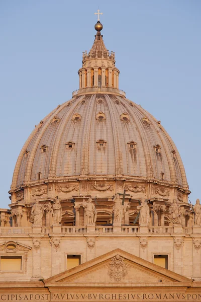 Wschód słońca na kopułę Bazyliki Świętego Piotra w Rzymie — Zdjęcie stockowe
