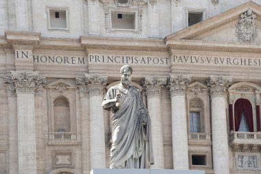 Saint Peter's Basilica Roma'nın karşı karşıya heykeli
