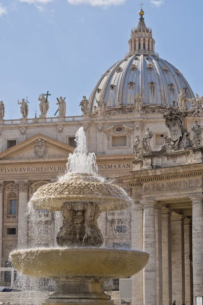 Fonte e Cúpula da Basílica de São Pedro em Roma — Fotografia de Stock