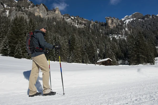 Escursionista su un sentiero innevato — Foto Stock