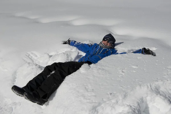 ティーンエイ ジャーが雪に横たわって — ストック写真
