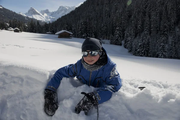 Tiener spelen in de sneeuw — Stockfoto