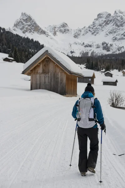 Wandelaar op een besneeuwde parcours — Stockfoto