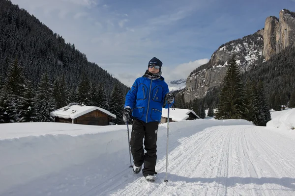 Joven excursionista en un sendero nevado —  Fotos de Stock