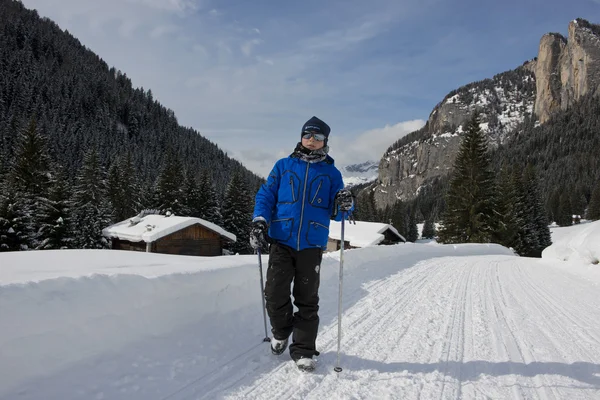 Jonge wandelaar op een besneeuwde parcours — Stockfoto