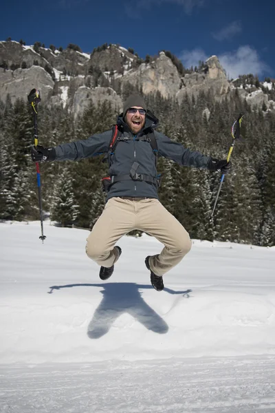 Uzun yürüyüşe çıkan kimse karlı bir iz üzerinde atlama — Stok fotoğraf