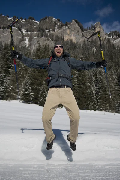 Senderista Saltando en un sendero nevado —  Fotos de Stock